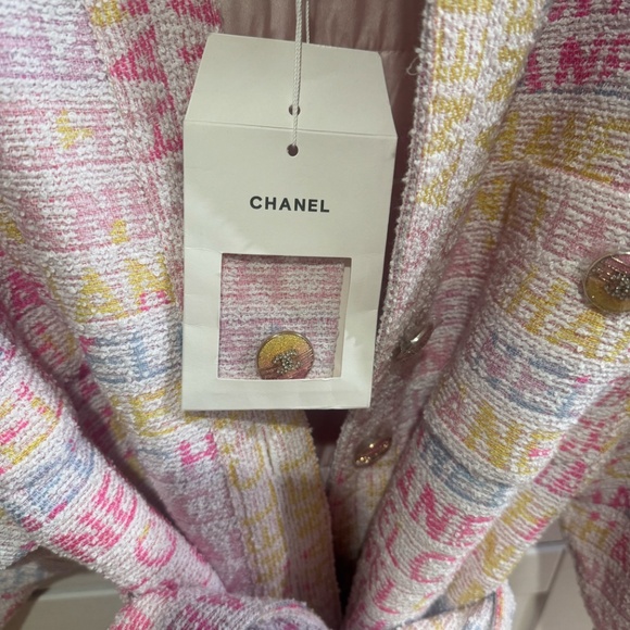 Chanel 2024 - multicolor logo tweed coat - rare, stunning iconic - Picture 2 of 8